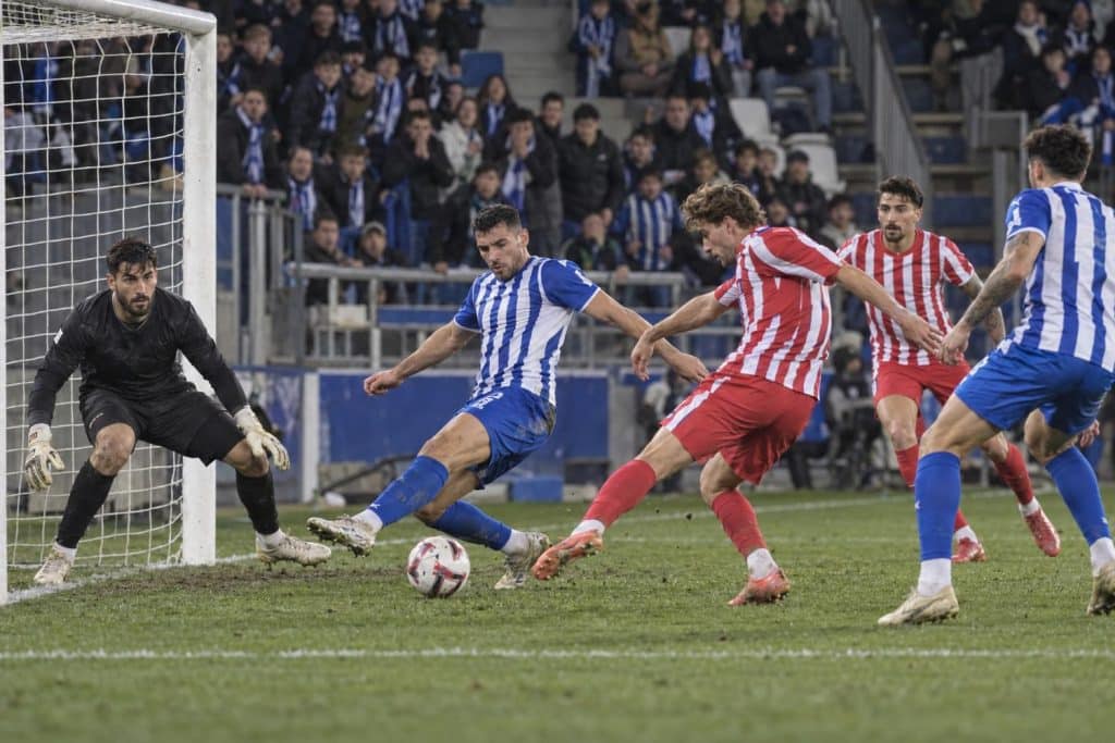 Jugadores del Alavés y del Atlético de Madrid en un duelo que sigue 1-1