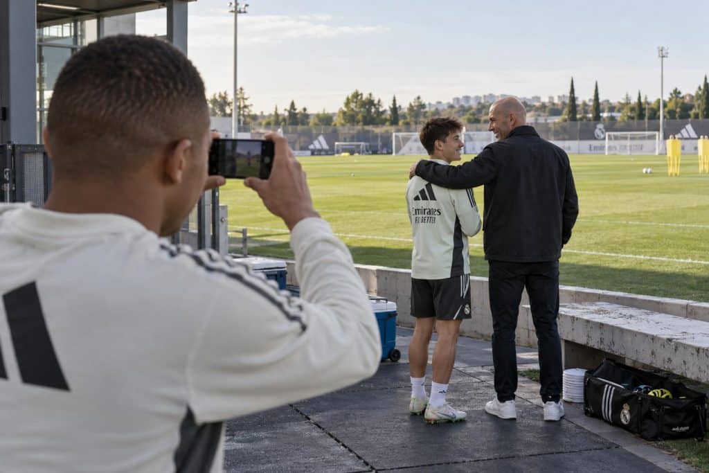 Arda Güler posa junto a Zinédine Zidane en la foto que tomó Mbappé
