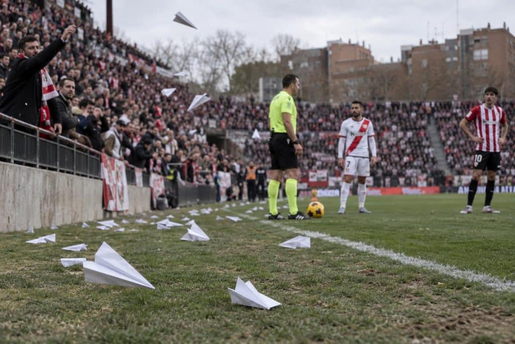 Aviones de papel caen al césped de Vallecas durante el Rayo-Athletic