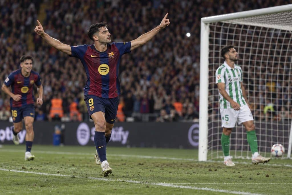 Jugadores del Barça celebran un gol ante el Betis antes de viajar a París