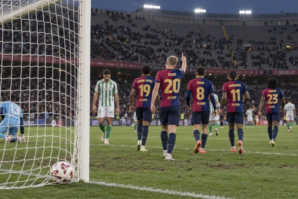Dani Olmo con el Barça tras marcar ante el Betis