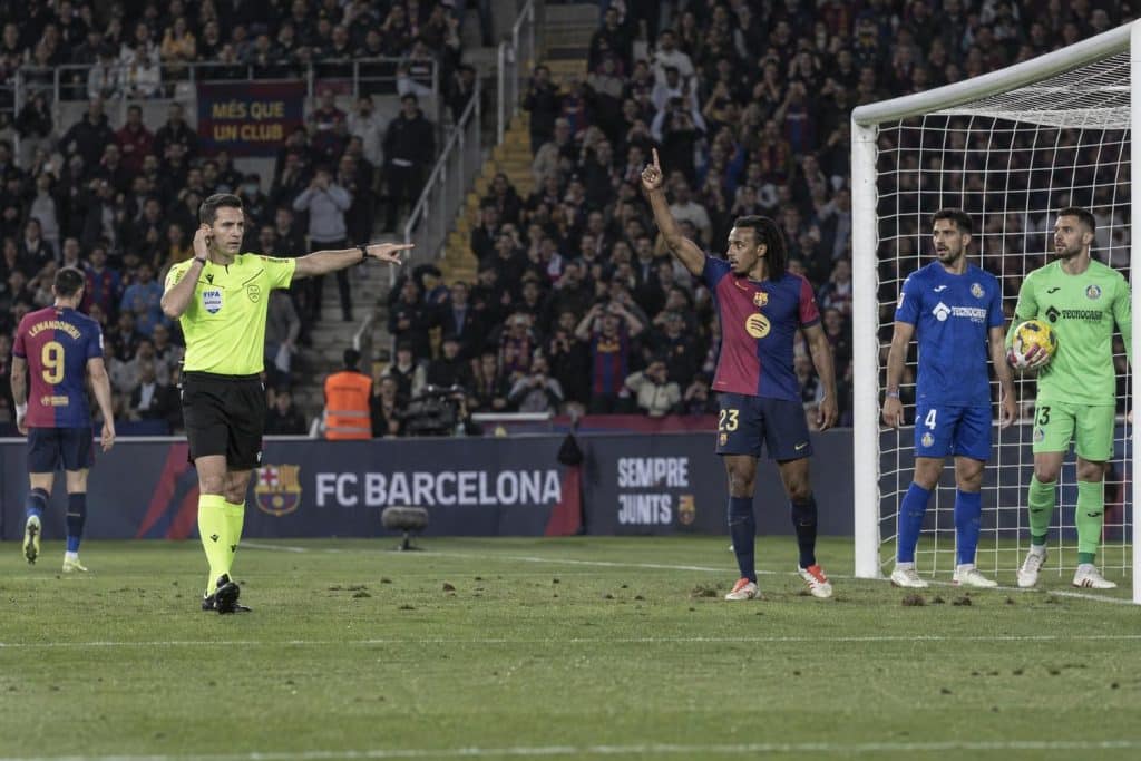 Koundé celebra el 3-0 del Barcelona ante el Getafe tras el VAR