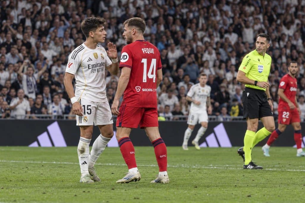 Güler y Peque en el césped durante el Real Madrid-Sevilla
