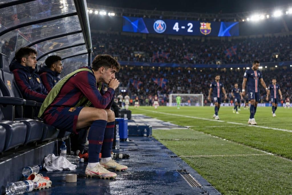 Hansi Flick en el banquillo del Barça frente al PSG
