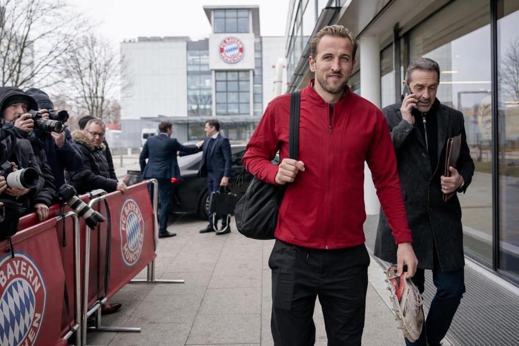 harry kane vigilado por barca