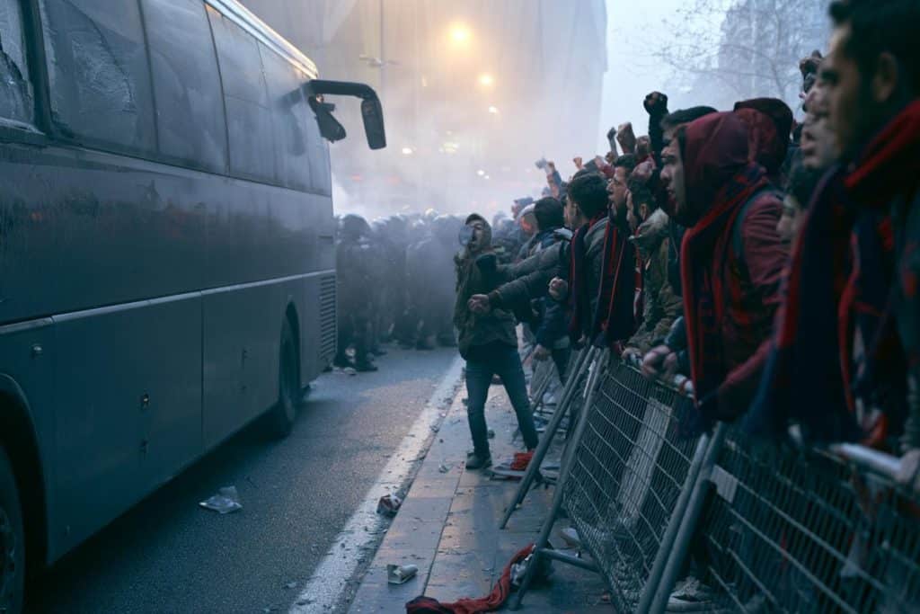 hinchas del barca atacan su autobus