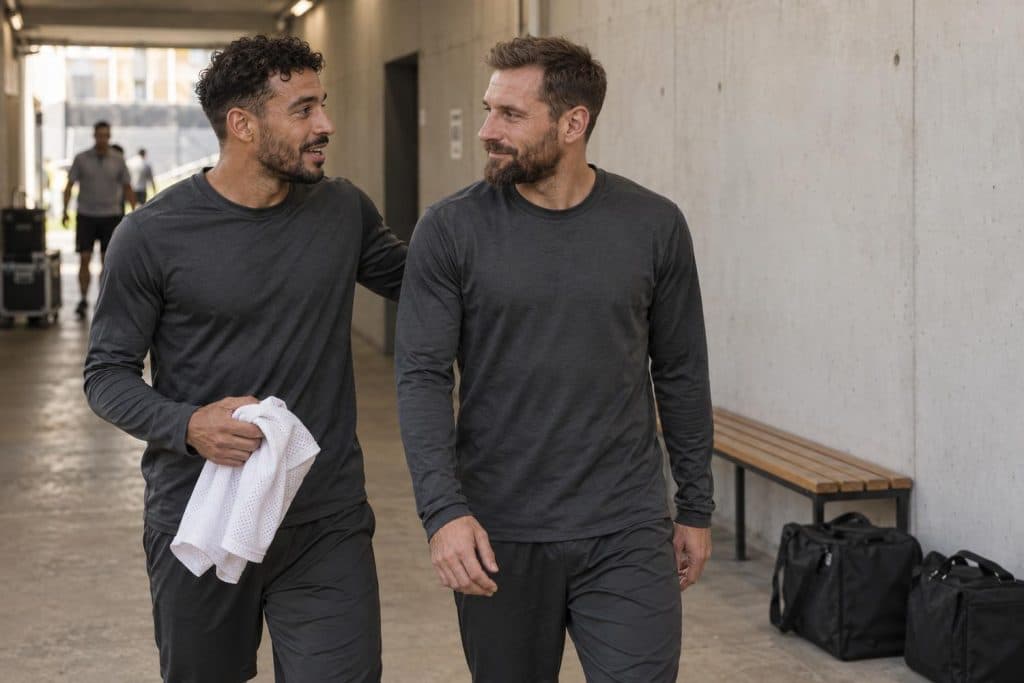 Neymar y Lionel Messi en el césped, unidos por el fútbol