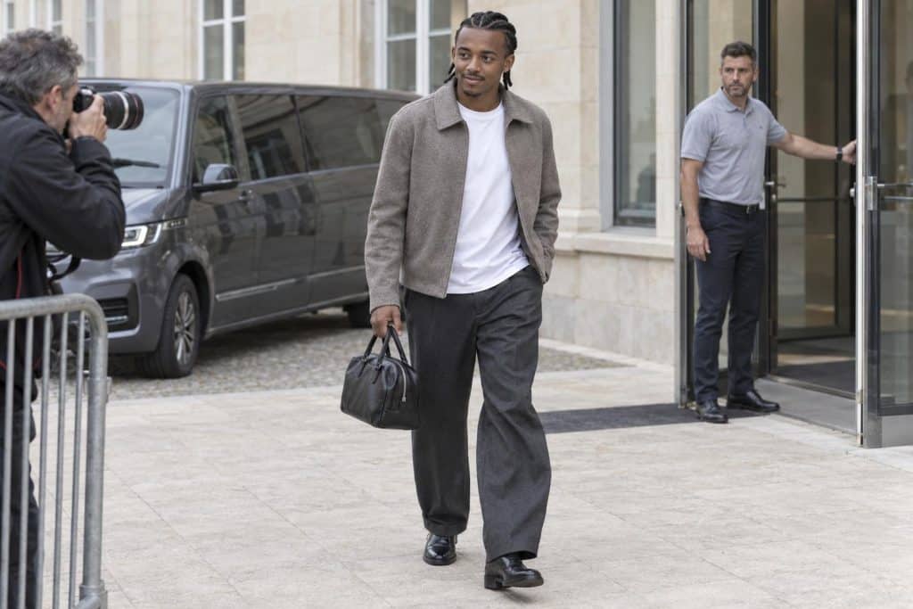 Jules Koundé en una llegada de la selección de Francia a Clairefontaine