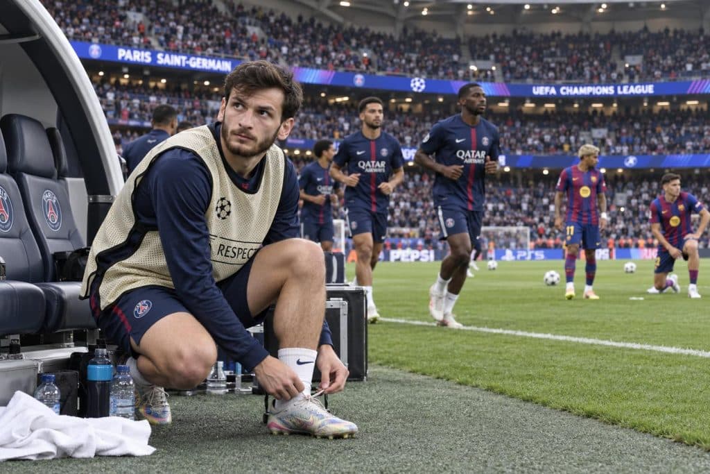 Khvicha Kvaratskhelia con la camiseta del PSG antes del duelo ante el Barça
