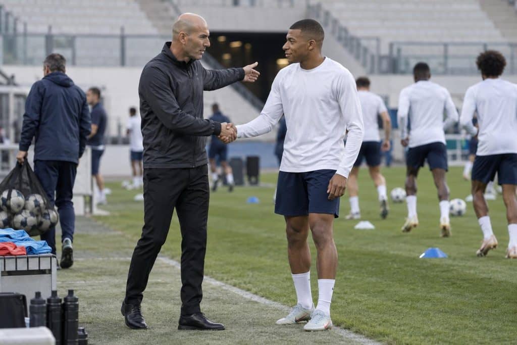 kylian mbappe y zinedine zidane con francia