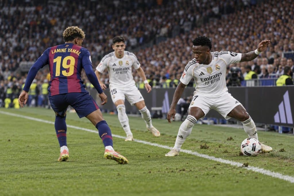 Lamine Yamal en el campo ante el Real Madrid durante El Clásico