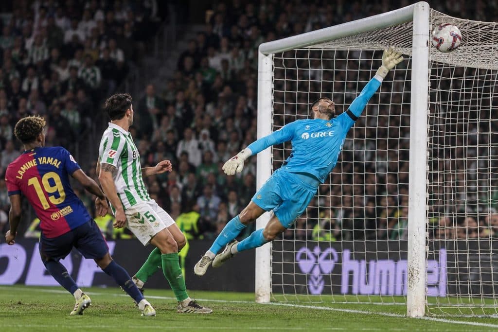 Lamine Yamal golpea el balón ante el Betis en su gol a la escuadra