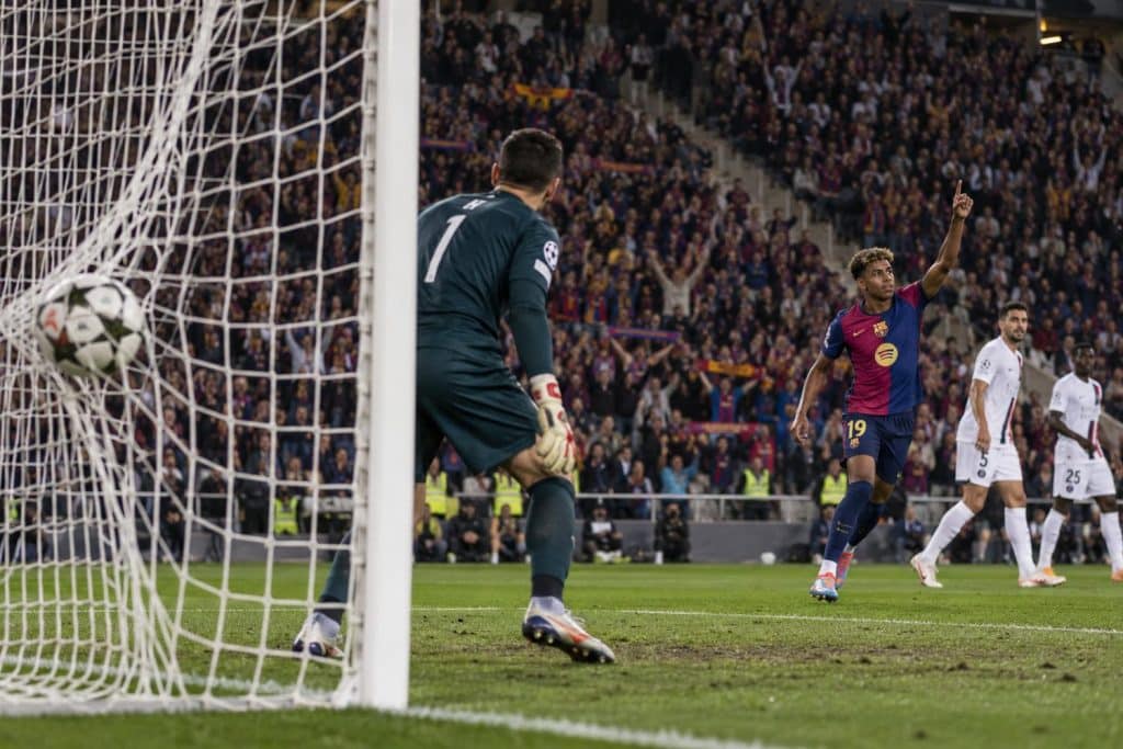 Lamine Yamal con el Barça ante el PSG en la Champions