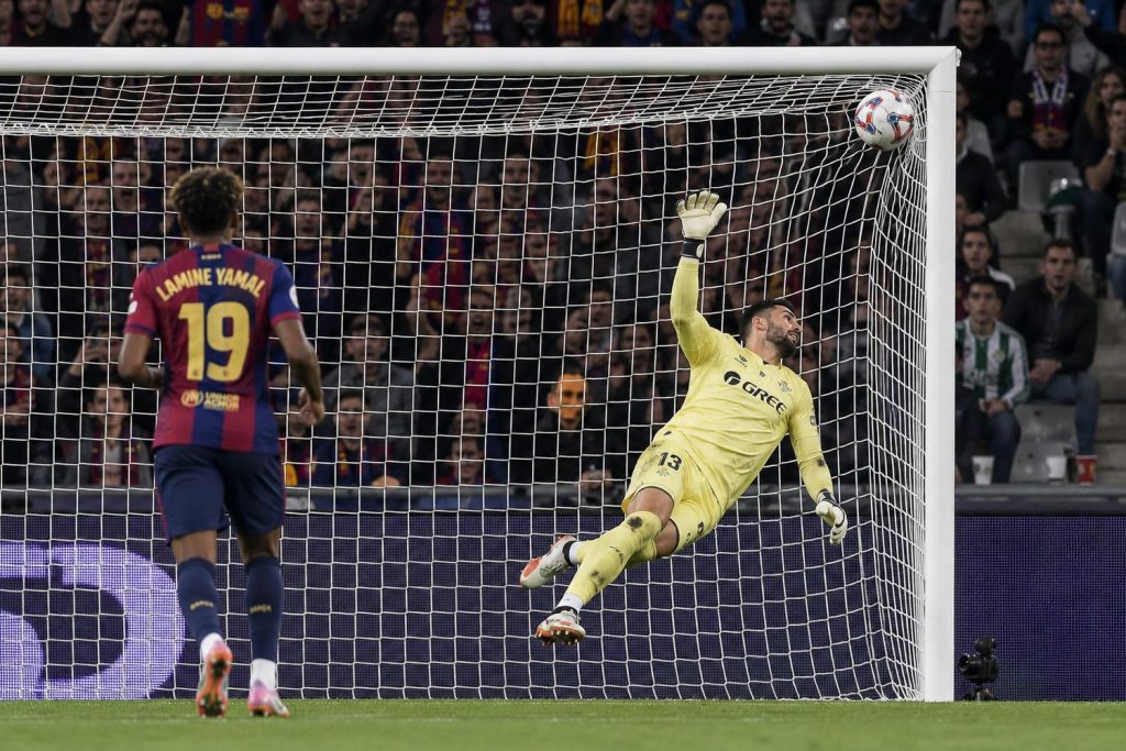 Lamine Yamal durante el partido del Barcelona ante el Betis