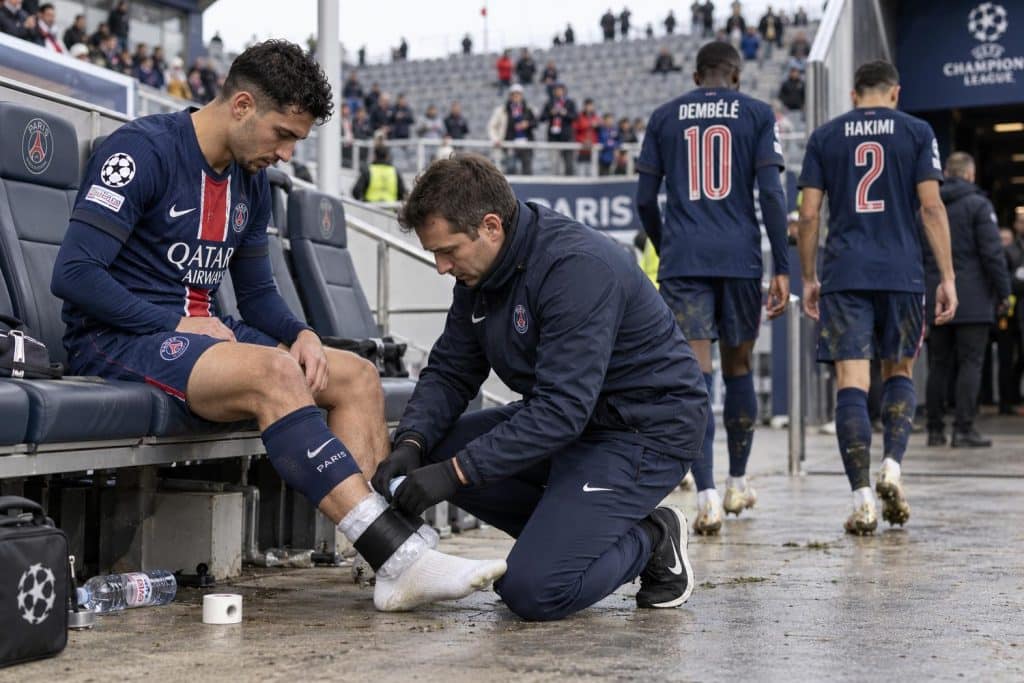 Jugadores del PSG y del Barça antes de la Champions
