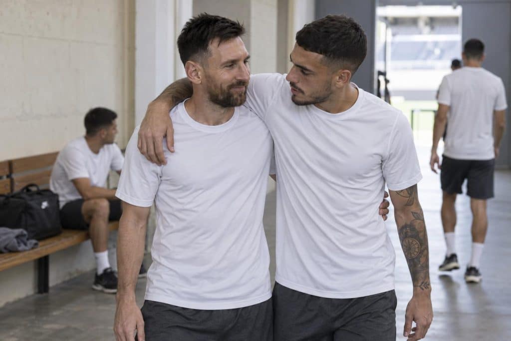 Lisandro Martínez y Lionel Messi ante la despedida del capitán