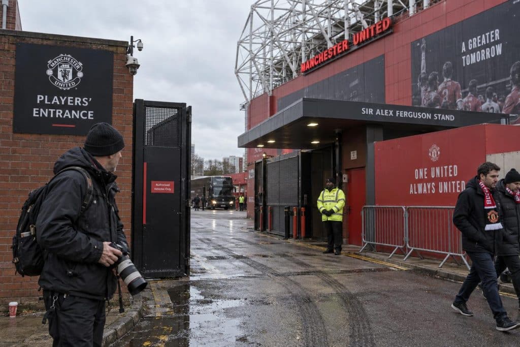 Lisandro Martínez con el Manchester United ante una posible venta