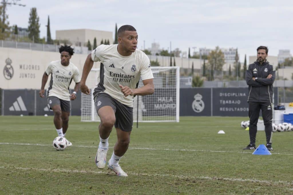 Mbappé con el Real Madrid durante un encuentro de fútbol