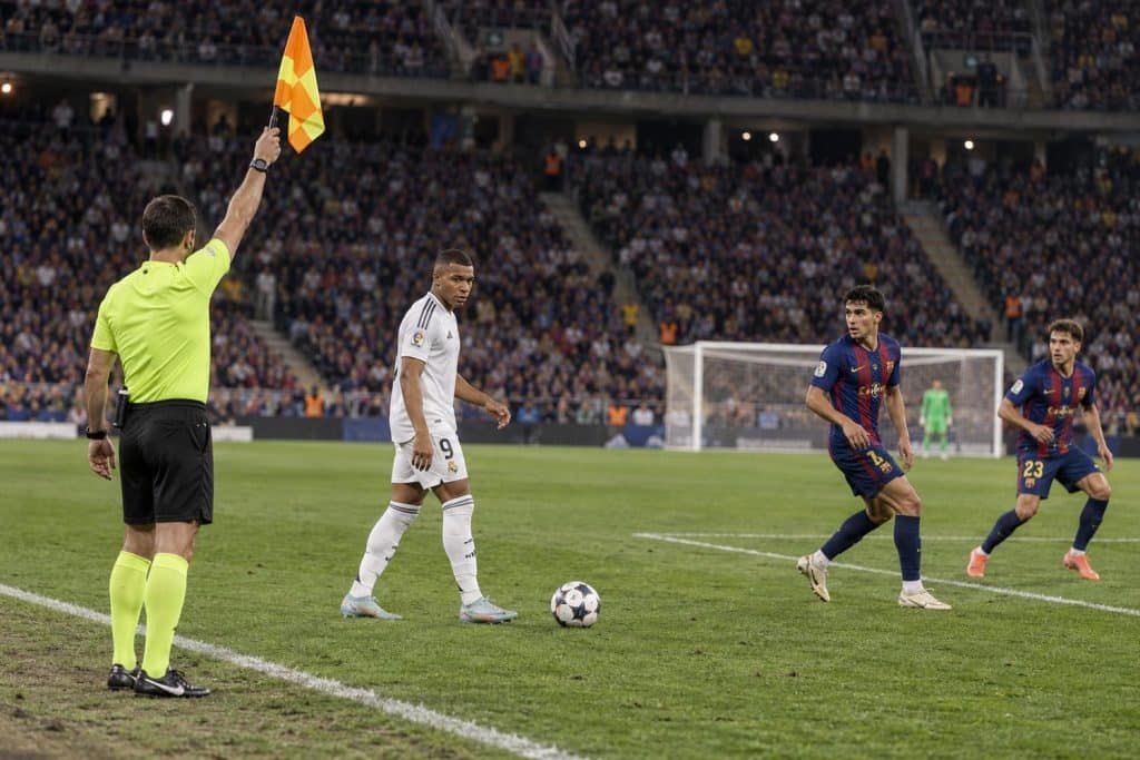 Mbappé ante la defensa del Barça en el clásico