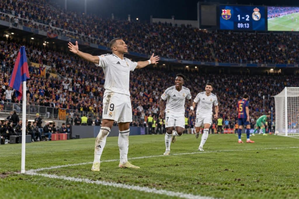 Mbappé celebra el gol del 1-2 ante el Barcelona en el Camp Nou