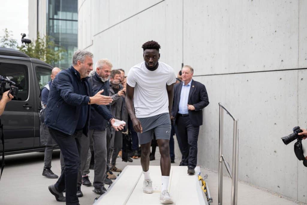 mbappe preocupado por su rodilla