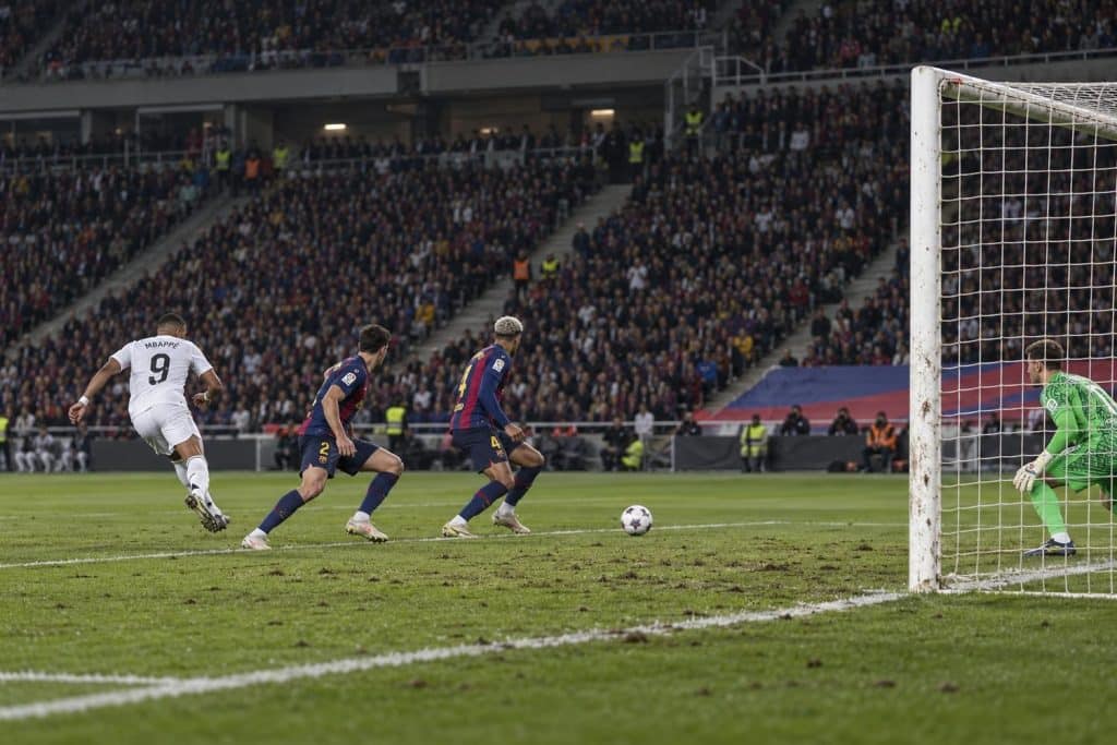 Mbappé con el Real Madrid antes del Clásico ante el Barça