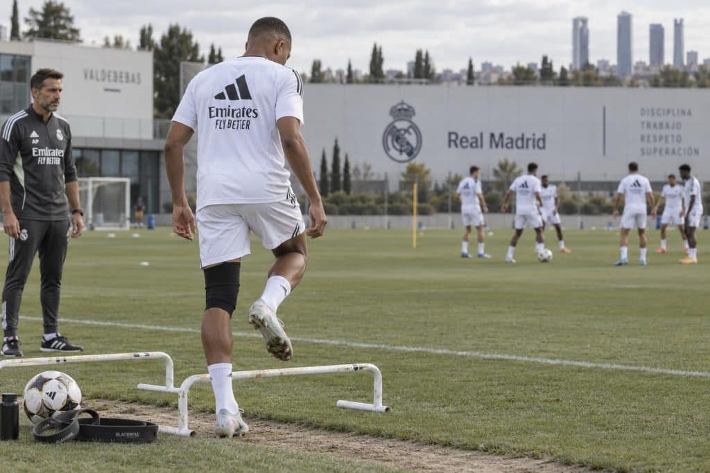 Mbappé se entrena con el Real Madrid tras lesionarse la rodilla