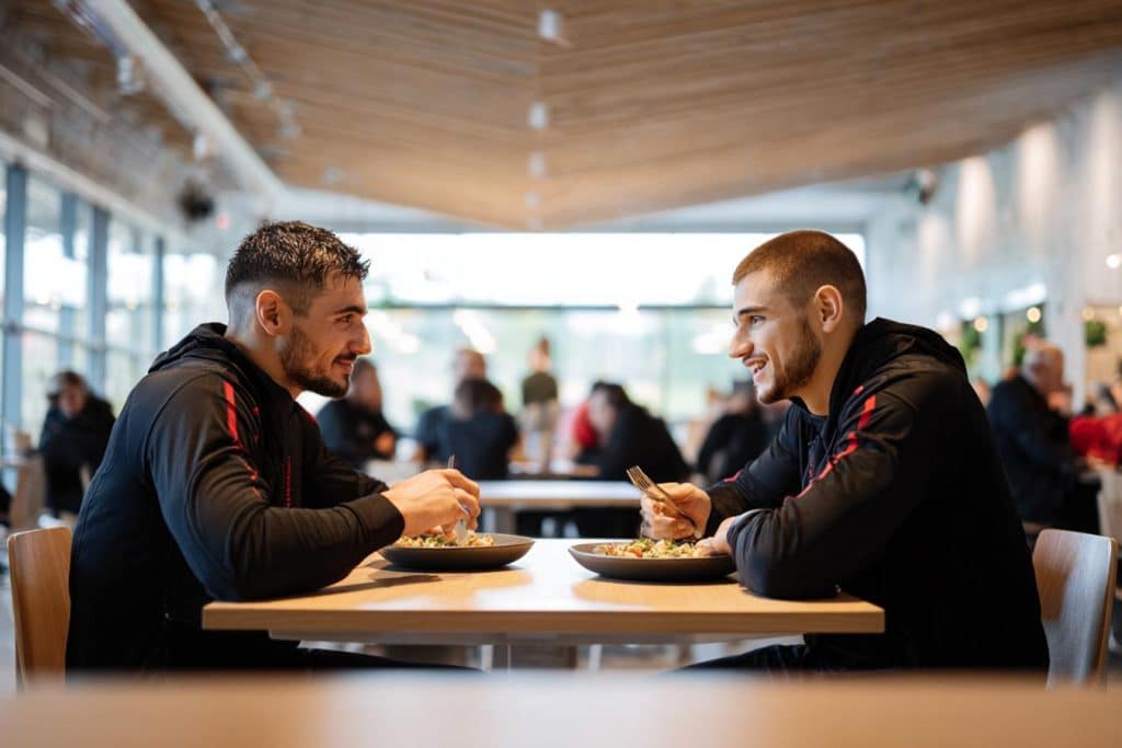 messi invita a lucas digne