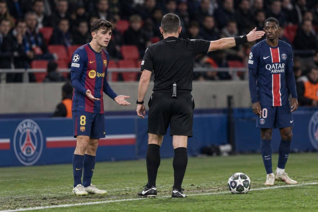Michael Oliver en el campo, designado para el duelo entre PSG y Barça