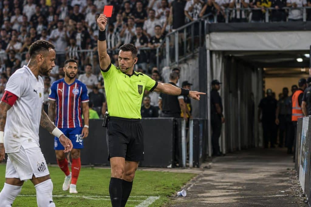 Neymar en el duelo entre Santos y Bahia marcado por su expulsión