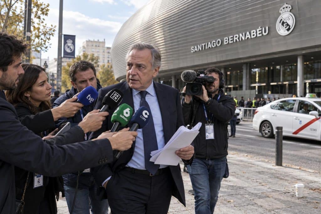 Montaje de Javier Tebas y el escudo del Real Madrid por su disputa