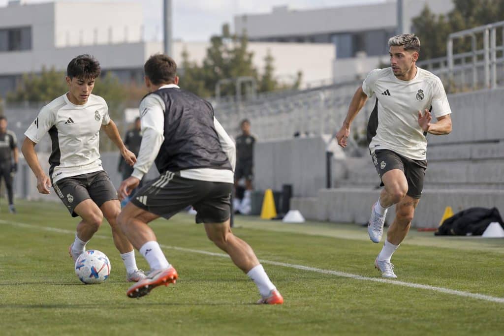 Valverde y Güler combinan por la derecha del Real Madrid