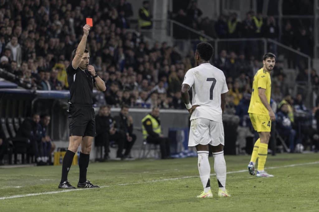 Vinicius en el campo ante el Villarreal, en el duelo que acabó con su expulsión