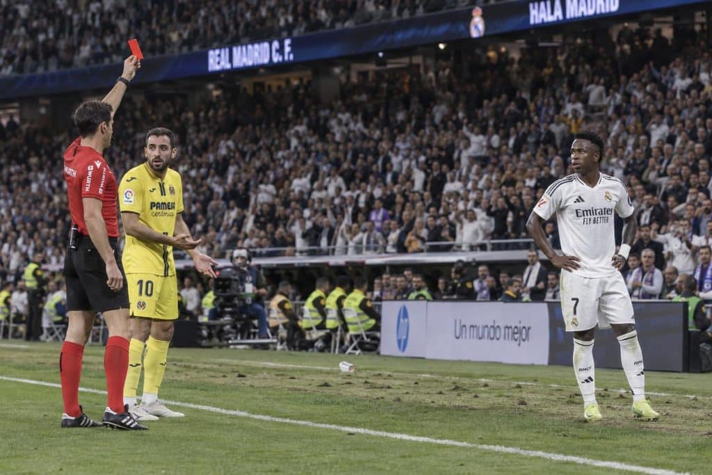 Vinicius Jr con el Real Madrid tras su expulsión ante el Villarreal