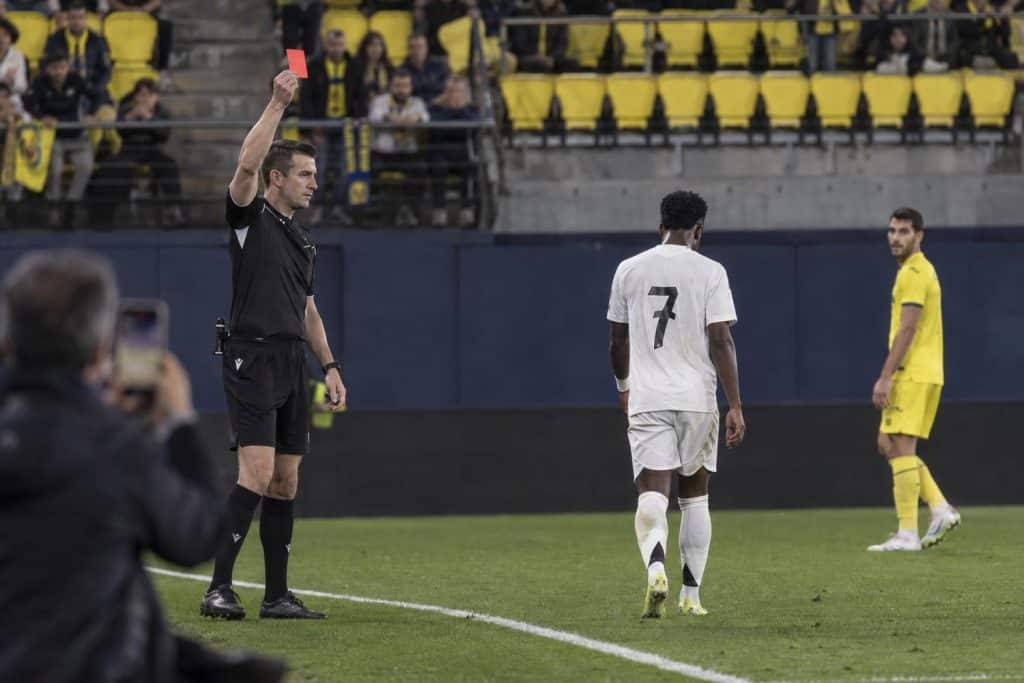 Vinicius y tres emojis de Instagram tras su expulsión ante el Villarreal